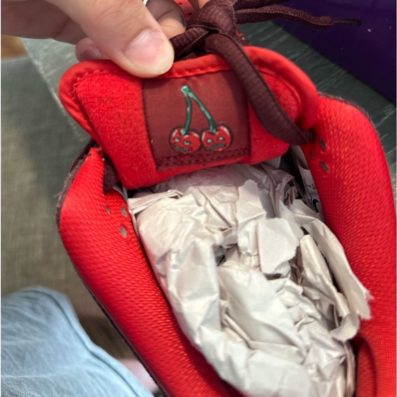 Nike Cherry SB Low Dunk Size 7 men’s OR 8.5 women’s - Picture 2 of 4